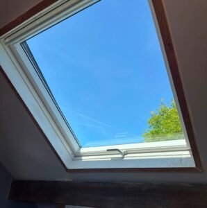 Après nettoyage d'un Velux par AF CLEAN SERVICES à Saint-Vit, spécialiste du nettoyage de vitres, vérandas et fenêtres de toit