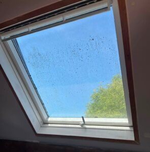 Avant et après nettoyage d'un Velux par AF CLEAN SERVICES à Saint-Vit, spécialiste du nettoyage de vitres, vérandas et fenêtres de toit